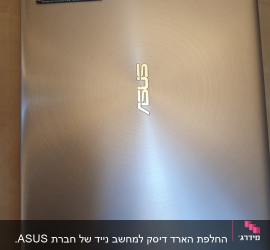 מחשב נייד אסוס עם כונן קשיח ומברג